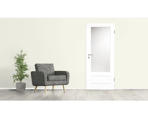 Aménagement intérieur avec fauteuil, plante d''intérieur en pot et porte intérieure avec insert en verre