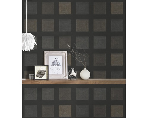 Vue d''une pièce avec du papier peint à motifs et des éléments décoratifs sur une étagère