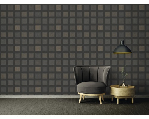 Salon avec fauteuil, table, suspension et papier peint à motifs carrés