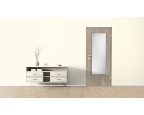 Séjour avec commode et porte intérieure avec insert en verre