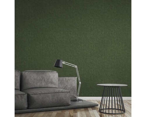 Salon avec canapé, lampadaire et table d''appoint devant un mur texturé