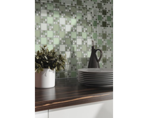 Scène de cuisine avec des carreaux de mosaïque dans différentes nuances de vert