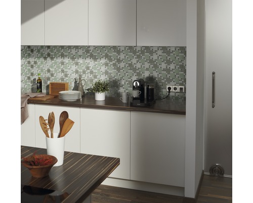 Scène de cuisine avec des carreaux de mosaïque, des ustensiles de cuisine, une machine à café et une table en bois