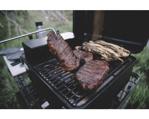 Grill mit Steaks und Maiskolben auf dem Grillrost