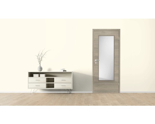 Scène avec commode et porte intérieure avec insert en verre.