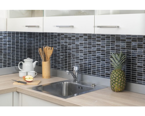 Scène de cuisine avec évier, robinet, carreaux et ustensiles de cuisine