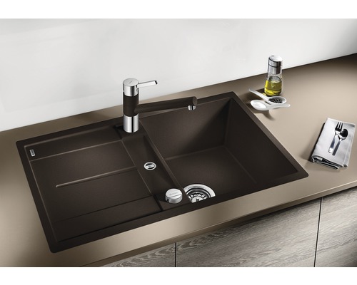 Évier de cuisine foncé en silgranit avec égouttoir et robinet