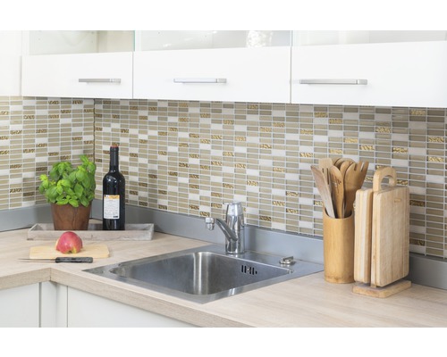 Évier de cuisine avec robinet, carreaux de mosaïque et ustensiles de cuisine