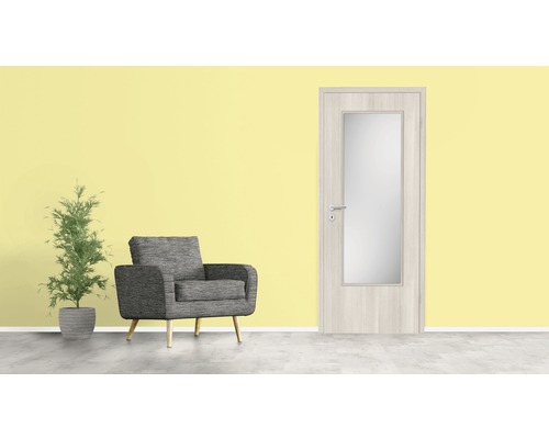 Scène avec porte intérieure avec insert en verre, fauteuil et plante d''intérieur