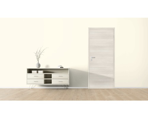 Innenszene mit Kommode und Innentür