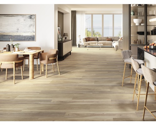 Espace de vie lumineux et ouvert avec plancher en bois, table à manger et salon