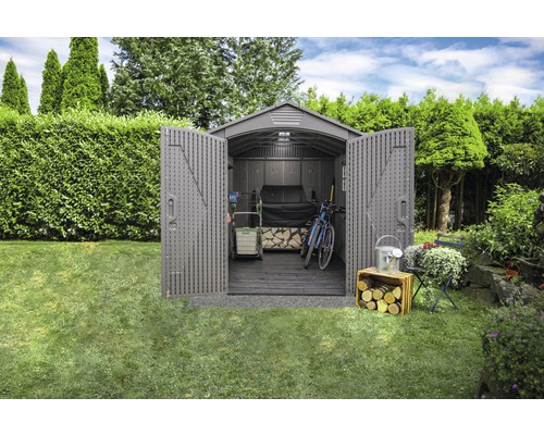 Garten mit offenem Gerätehaus zur Aufbewahrung von Gartengeräten und Fahrrädern