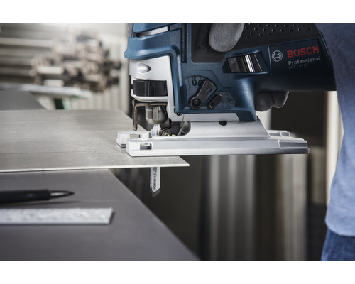 Scie sauteuse Bosch coupant une pièce