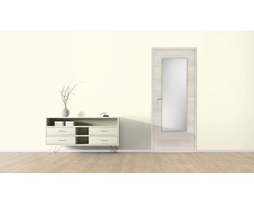 Pièce lumineuse avec commode et porte avec insert en verre