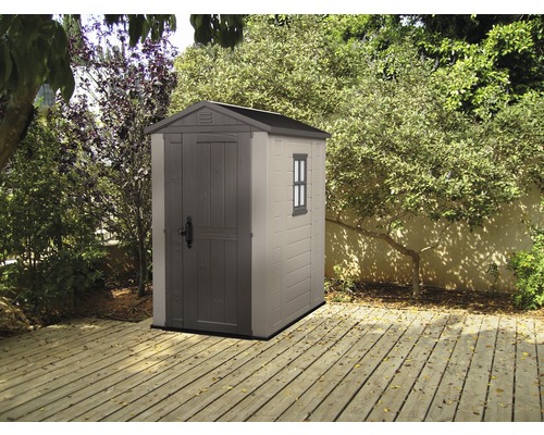 Kunststoff Gerätehaus mit Tür und Fenster im Garten