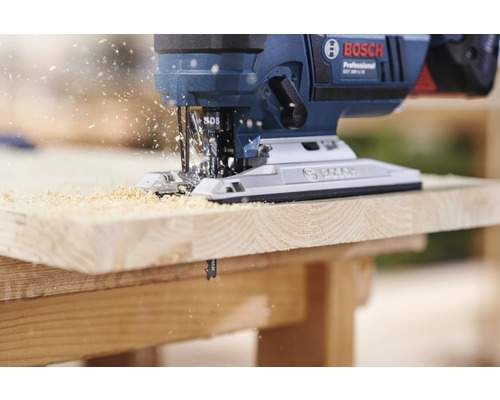 Bosch Stichsäge schneidet Holzbrett mit Sägespänen