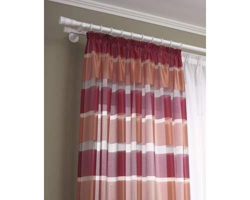 Rideau à rayures suspendu à une tringle à rideaux