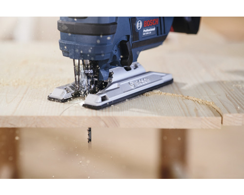 Pendelhubstichsäge beim Sägen eines Holzstücks