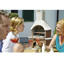 Barbecue avec grill de jardin en maçonnerie et boissons raffinées