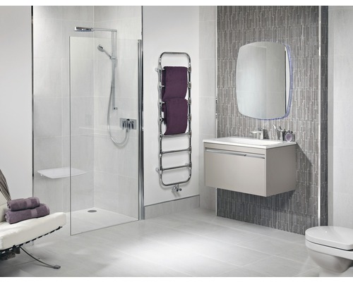 Modernes Badezimmer mit Dusche, Handtuchwärmer, Waschtisch und Spiegel