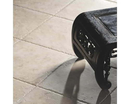 Carreaux de céramique avec une surface irrégulière et un banc en bois foncé