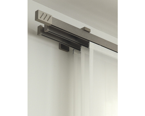 Double tringle à rideaux avec rideau fixé à un mur
