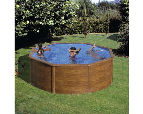Achteckiger Swimmingpool aus Holz mit Personen im Garten