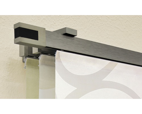 Gardinenstange mit Stoffbahnen an der Wand