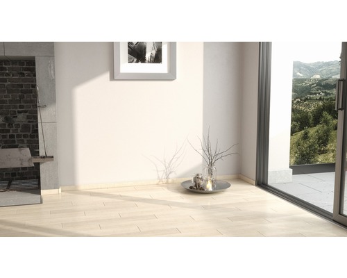 Heller Raum mit Kamin, Bild und großem Fenster