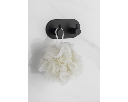 Patère double avec éponge de bain sur mur en marbre