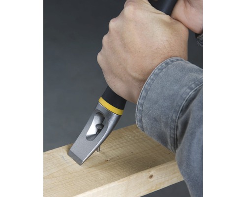 Ein Mann entfernt einen Nagel aus einem Holzbrett mit einem Nageleisen.