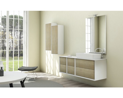 Helles Badezimmer mit Waschtisch, Spiegel, Unterschrank und Hochschränken