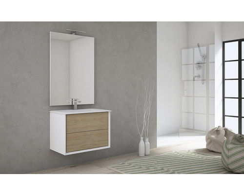 Badezimmer mit Waschtischunterschrank, Spiegel und Dusche