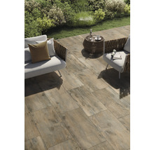 Terrasse avec carrelage imitation bois et mobilier de jardin