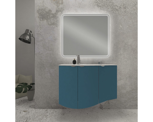 Modernes Badezimmer mit blauem Waschtischunterschrank und beleuchtetem Spiegel