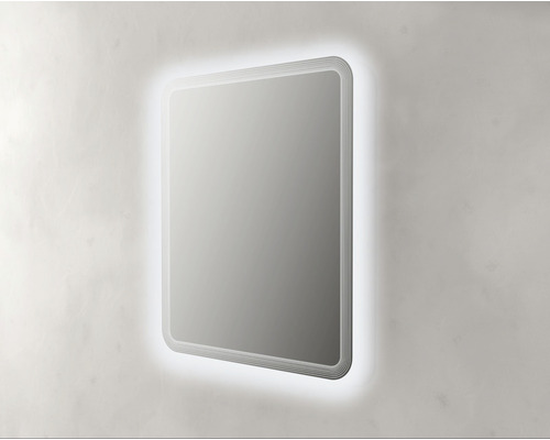 Rechteckiger Spiegel mit LED-Beleuchtung an einer Wand