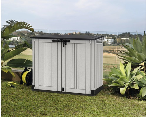 Gartenschrank aus Kunststoff mit zwei Türen und schwarzem Verschluss im Garten