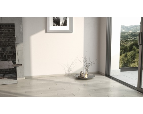 Heller Raum mit Holzboden, Fenster und Dekoration