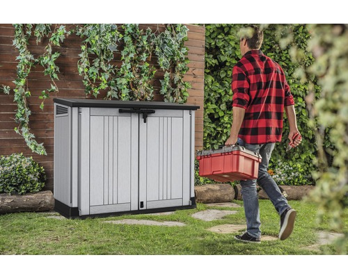 Gartenschrank aus Kunststoff mit Werkzeugkiste im Garten