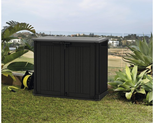 Gartenschrank aus Kunststoff mit Doppeltür und abschliessbaren Riegeln zur Aufbewahrung im Aussenbereich.