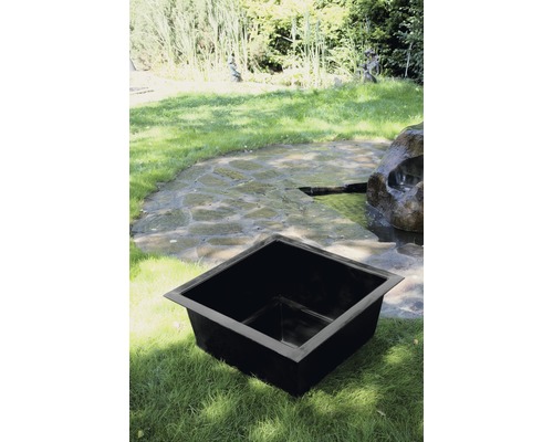 Bassin de bassin noir rectangulaire sur pelouse