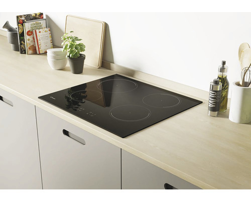 Schwarzes Glaskeramikkochfeld in einer modernen Küche.