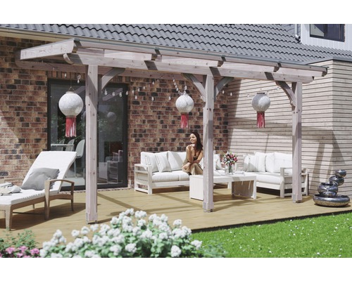 Terrasse en bois avec pergola, mobilier de jardin et décorations pour l''extérieur.