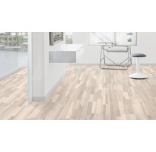 Plancher en bois clair dans une pièce lumineuse avec bureau et chaise