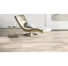 Plancher en bois clair dans un salon avec fauteuil et table d''appoint.