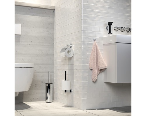 Salle de bain moderne avec toilettes, lavabo et accessoires.
