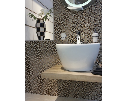 Salle de bains avec mosaïque, lavabo et vasque à poser