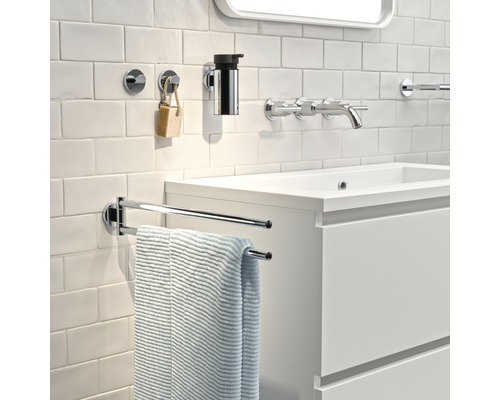 Badezimmer mit Waschbecken, Armatur, Seifenspender, Handtuch und Handtuchhalter.