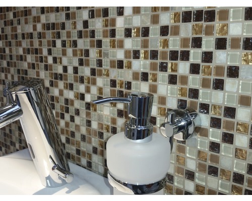 Salle de bains avec mosaïque, robinet et distributeur de savon