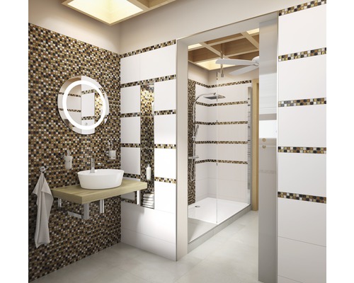 Salle de bains lumineuse avec douche, lavabo et carreaux de mosaïque